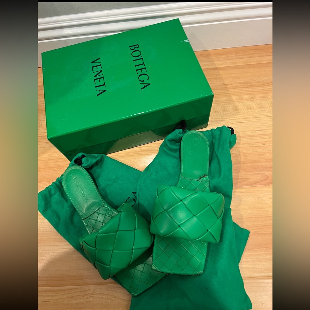 Green Bottega Veneta lido flats